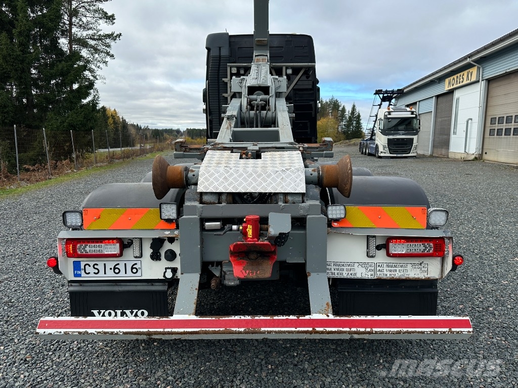 Volvo FH16 750 8x4*4 tridem, AJK koukkulaite Vrachtwagen met containersysteem