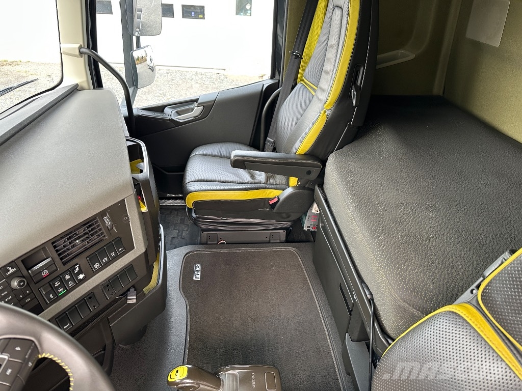 Volvo FH16 750 8x4*4 tridem, AJK koukkulaite Vrachtwagen met containersysteem