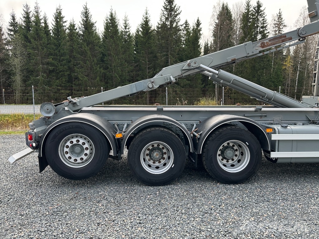 Volvo FH16 750 8x4*4 tridem, AJK koukkulaite Vrachtwagen met containersysteem