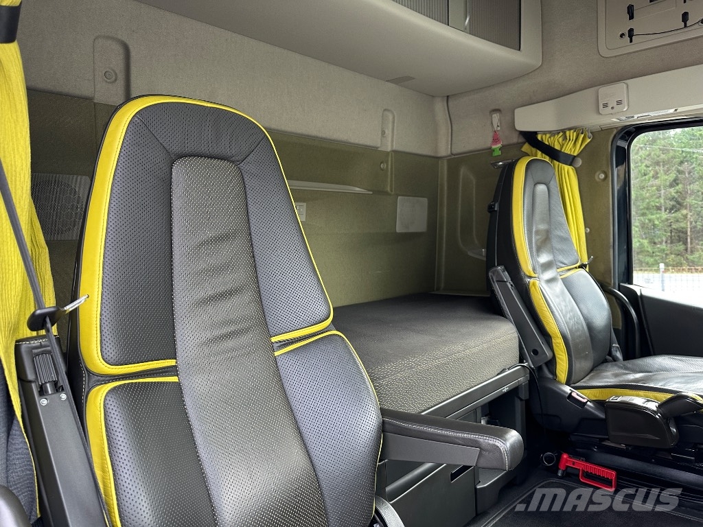 Volvo FH16 750 8x4*4 tridem, AJK koukkulaite Vrachtwagen met containersysteem