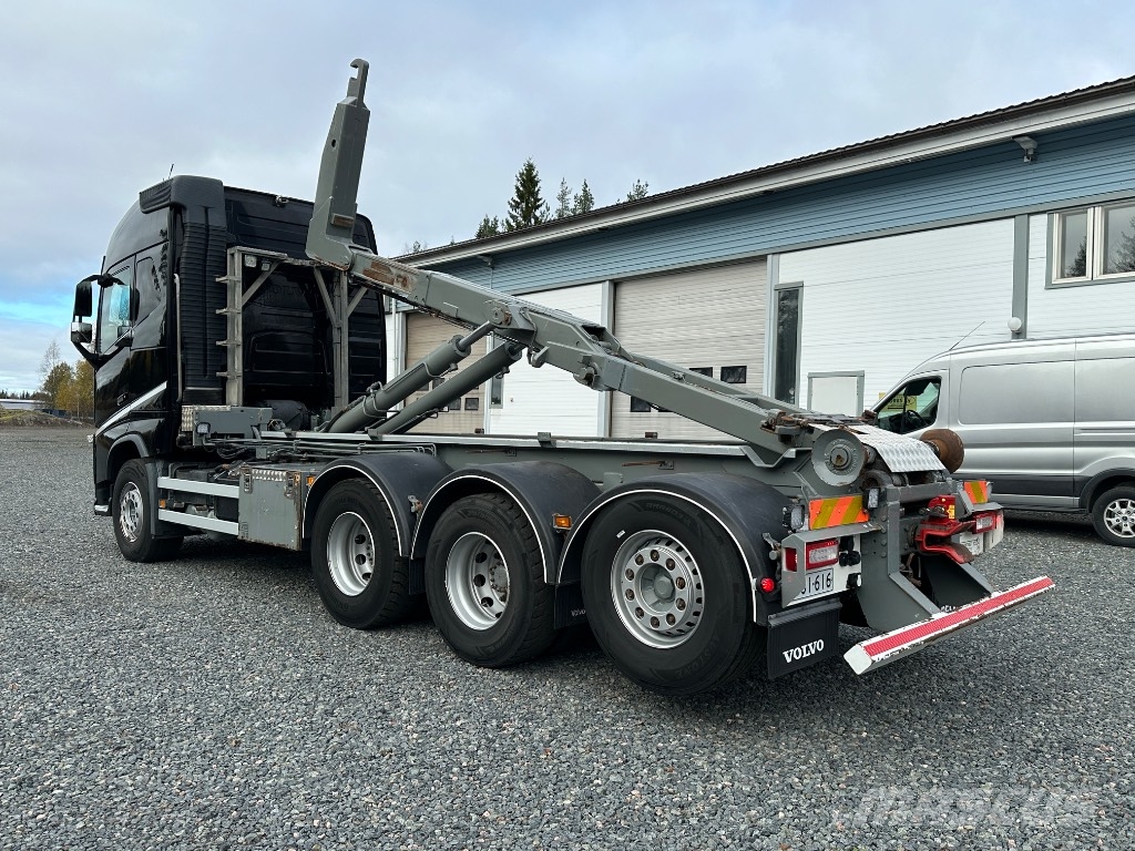 Volvo FH16 750 8x4*4 tridem, AJK koukkulaite Vrachtwagen met containersysteem