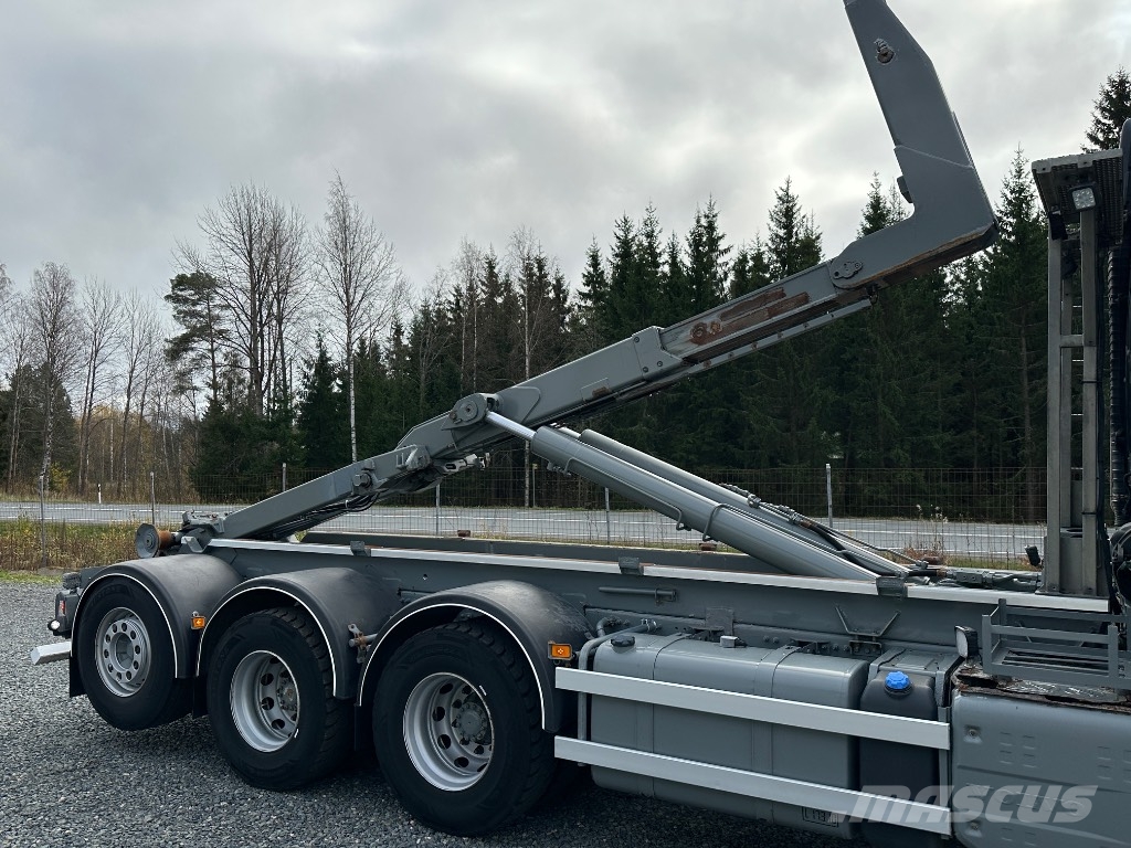 Volvo FH16 750 8x4*4 tridem, AJK koukkulaite Vrachtwagen met containersysteem