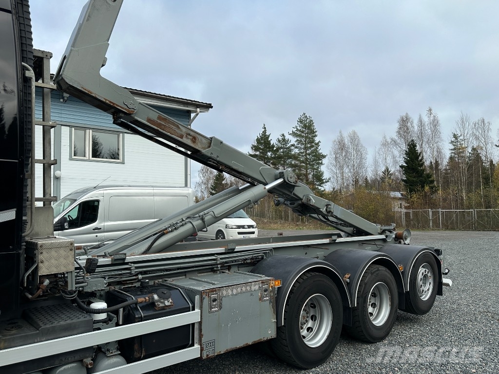 Volvo FH16 750 8x4*4 tridem, AJK koukkulaite Vrachtwagen met containersysteem