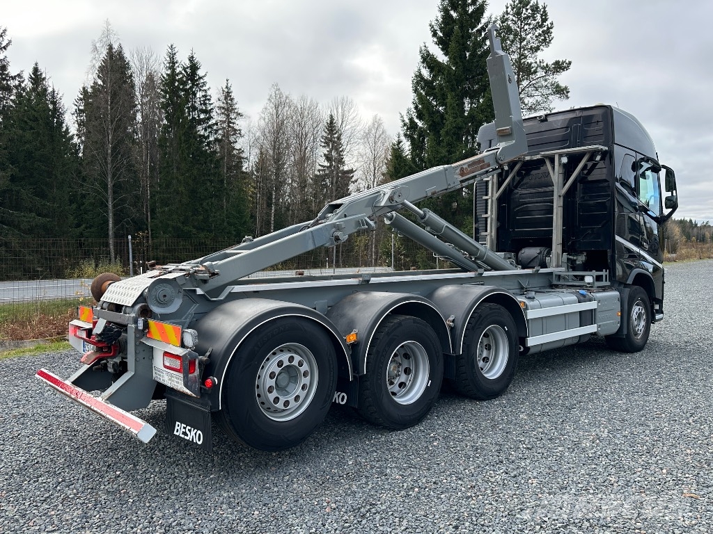 Volvo FH16 750 8x4*4 tridem, AJK koukkulaite Vrachtwagen met containersysteem