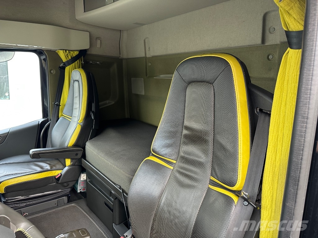 Volvo FH16 750 8x4*4 tridem, AJK koukkulaite Vrachtwagen met containersysteem