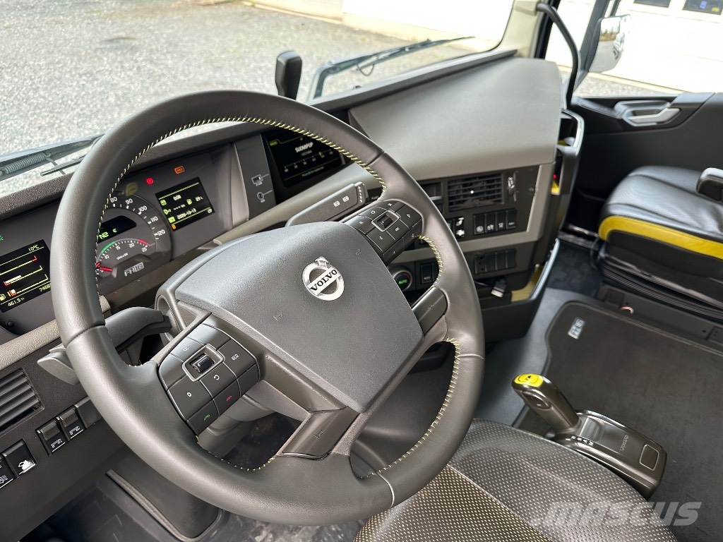 Volvo FH16 750 8x4*4 tridem, AJK koukkulaite Vrachtwagen met containersysteem