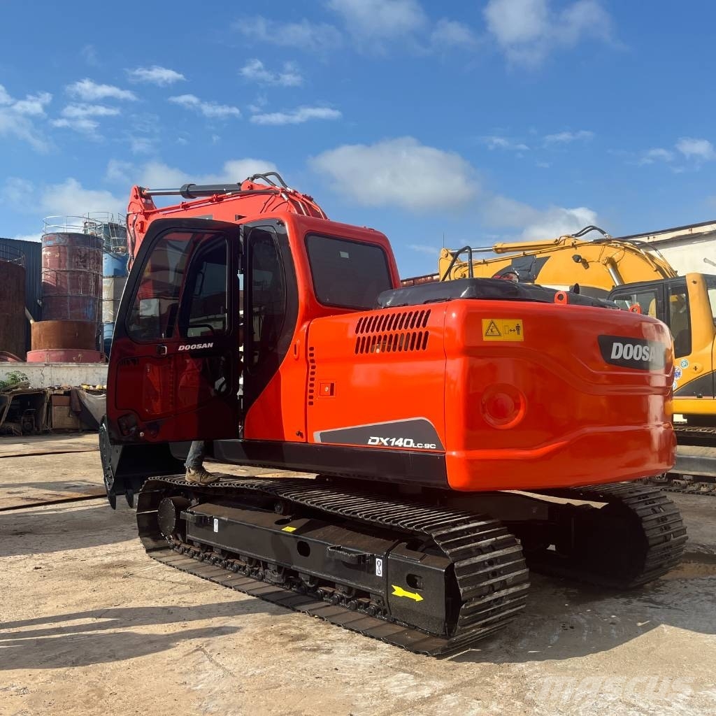 Doosan DX 140 LC Bagri goseničarji