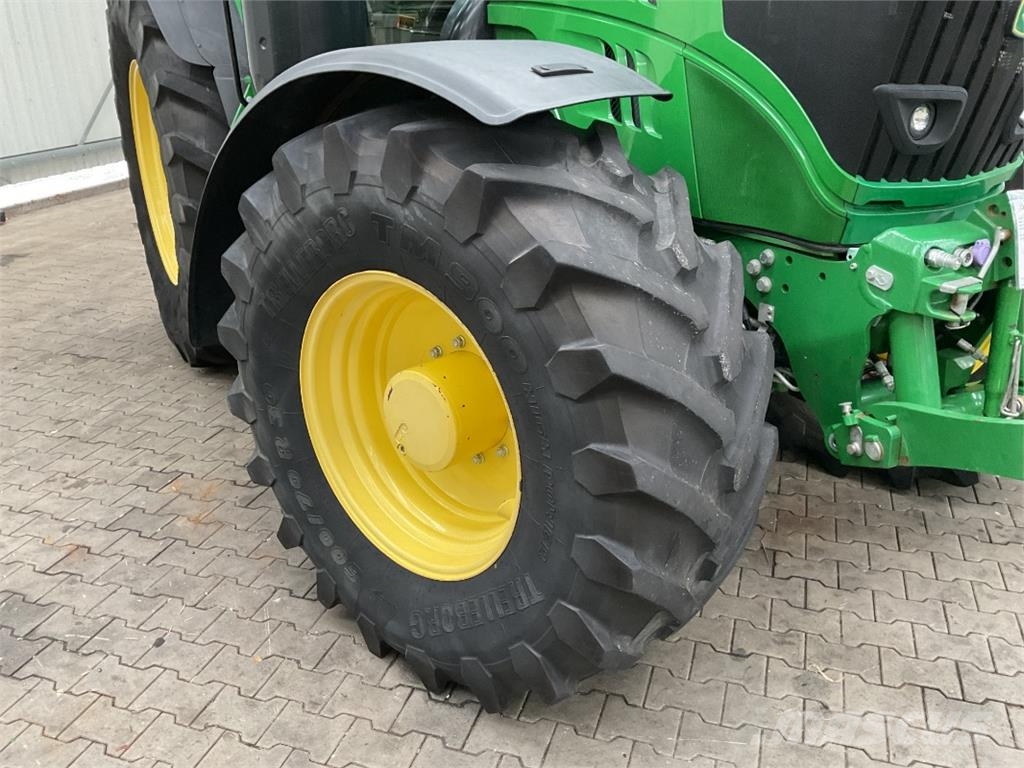 John Deere 6215R الجرارات