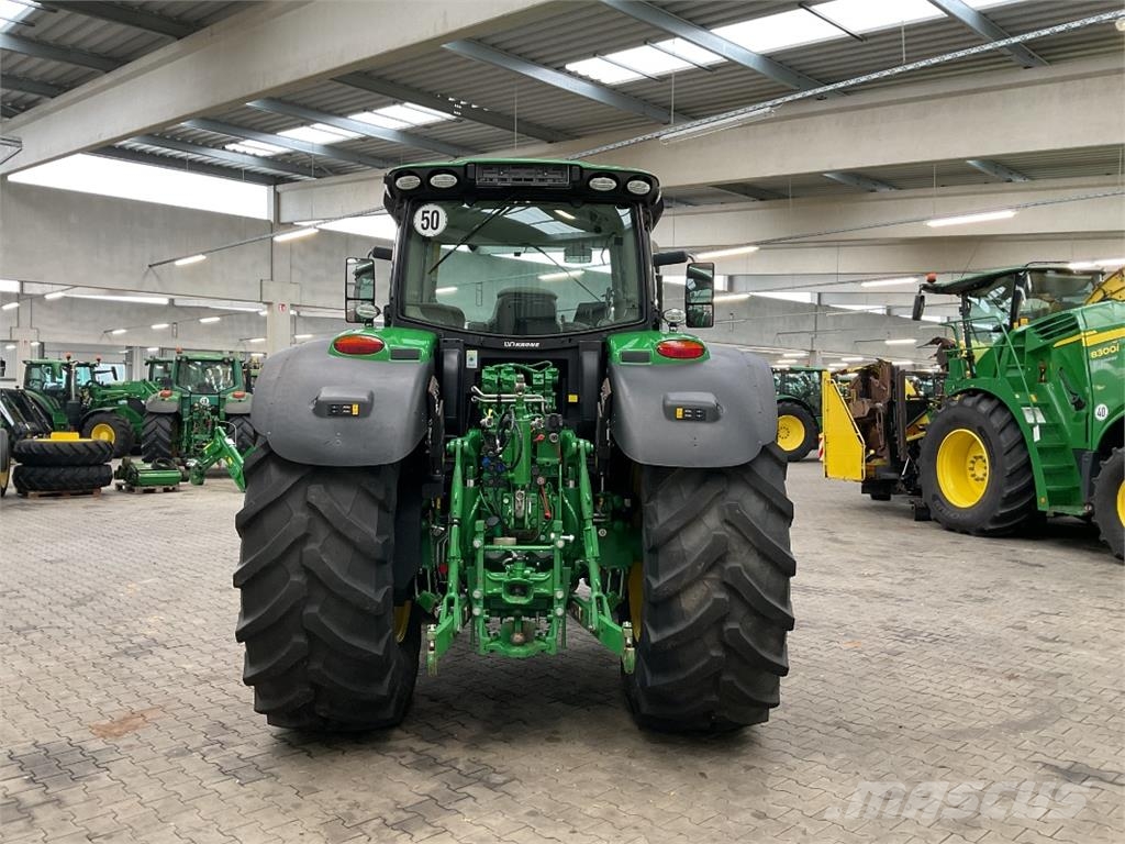 John Deere 6215R الجرارات