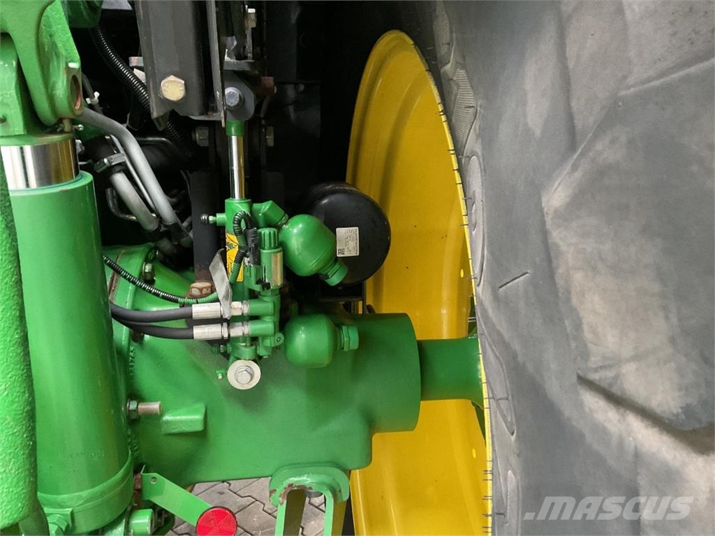 John Deere 6215R الجرارات