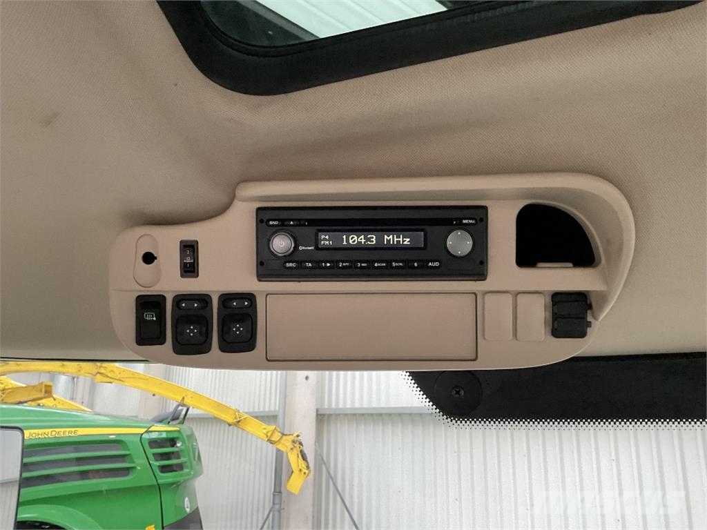 John Deere 6215R الجرارات