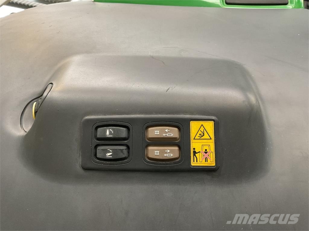 John Deere 6215R الجرارات