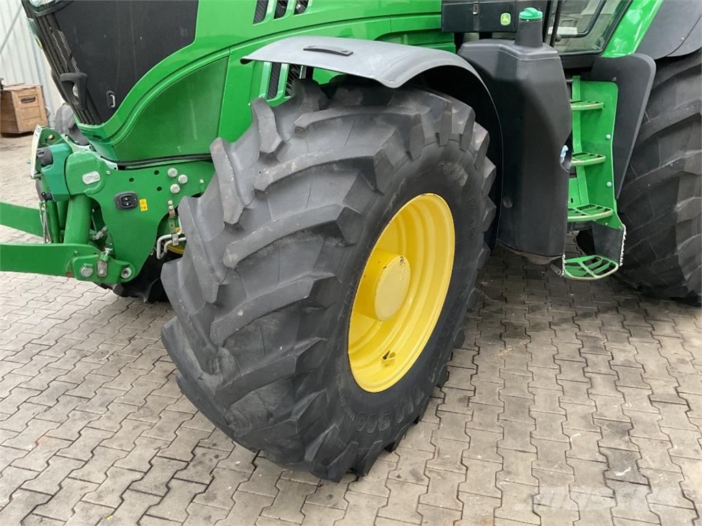 John Deere 6215R الجرارات