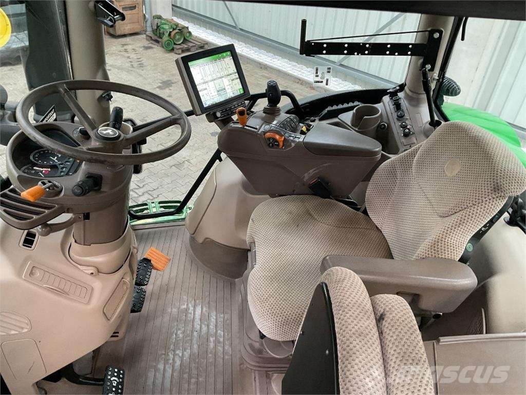 John Deere 6215R الجرارات