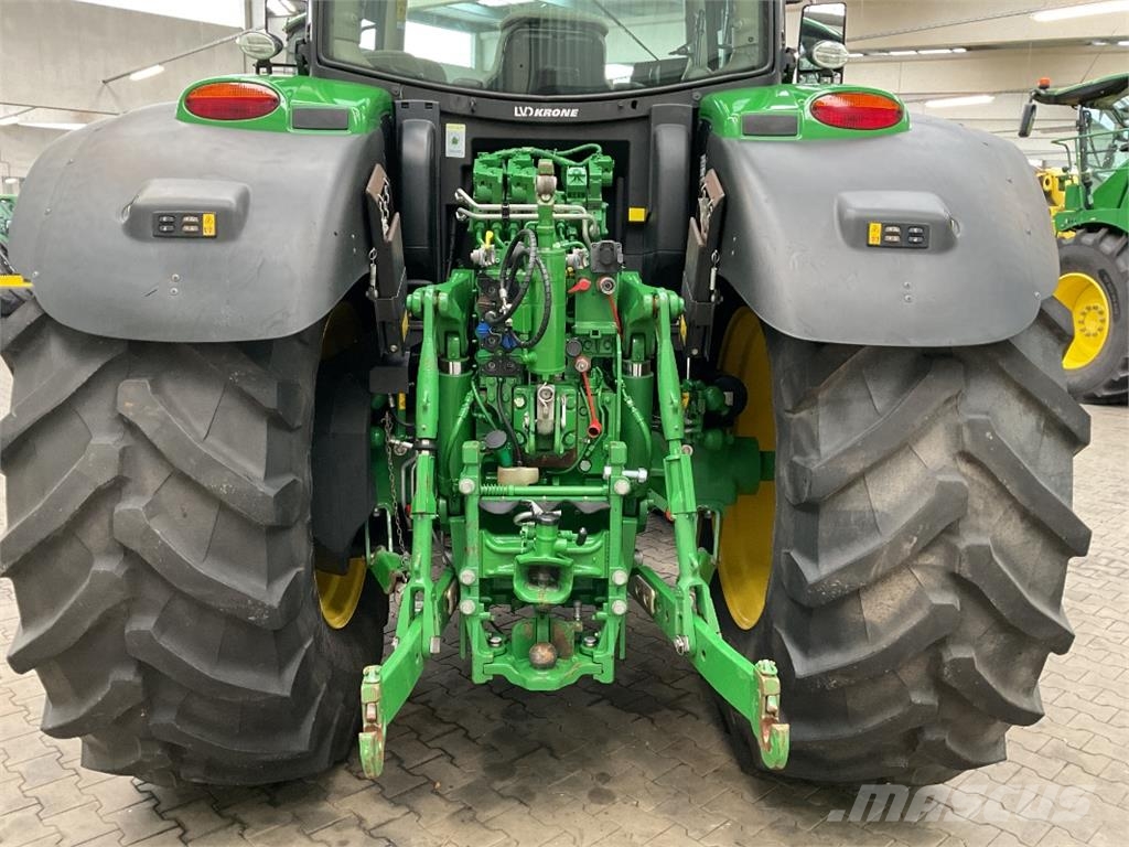 John Deere 6215R الجرارات