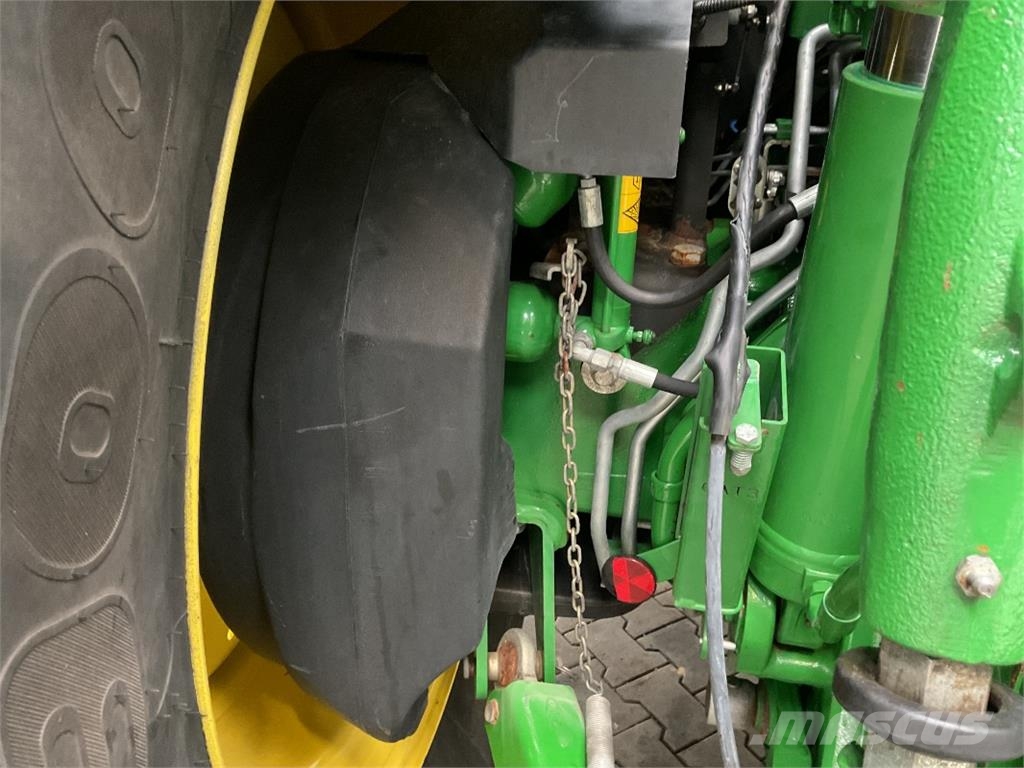 John Deere 6215R الجرارات