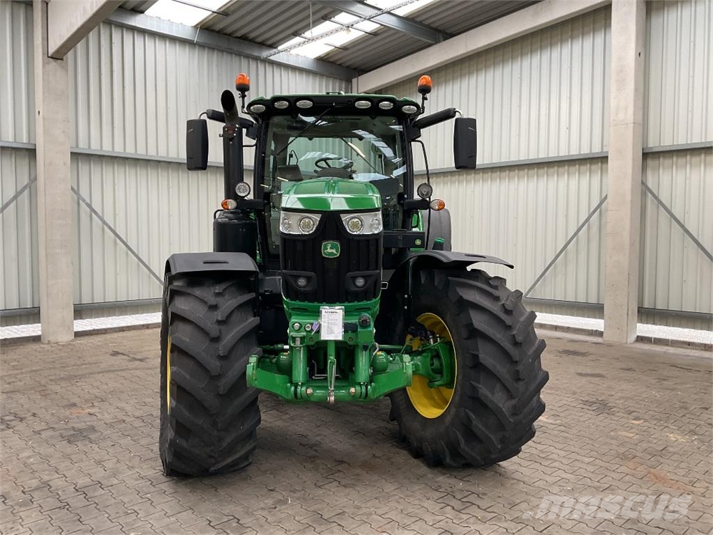 John Deere 6215R الجرارات