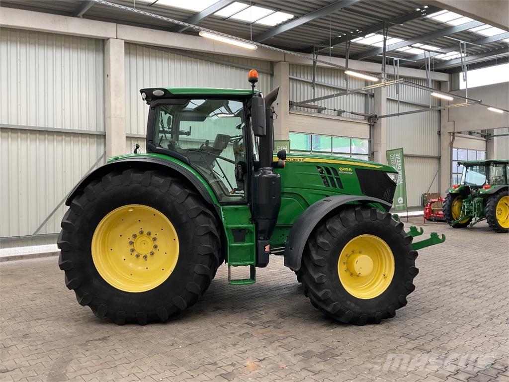 John Deere 6215R الجرارات