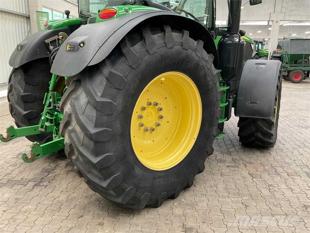 John Deere 6215R الجرارات