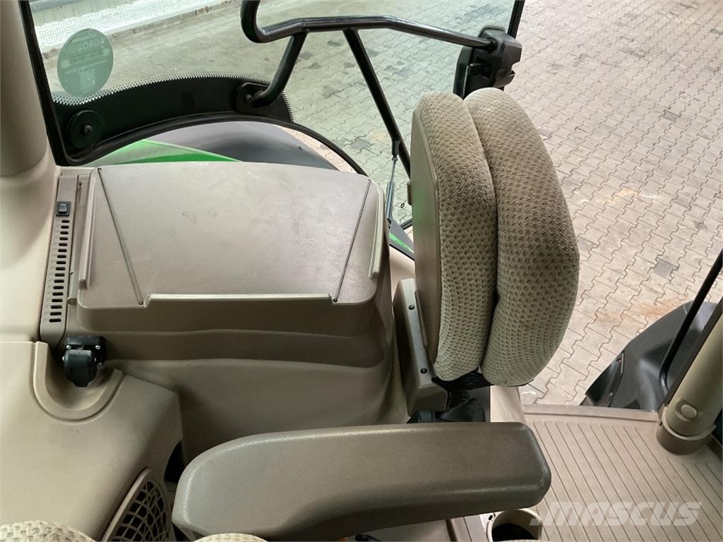 John Deere 6215R الجرارات