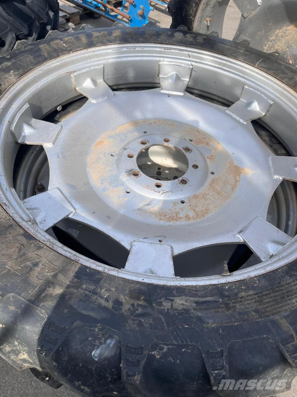 BKT 270/95 R48 BKT, 8-Loch Felge, Pflegeräder Pneus, rodas e aros