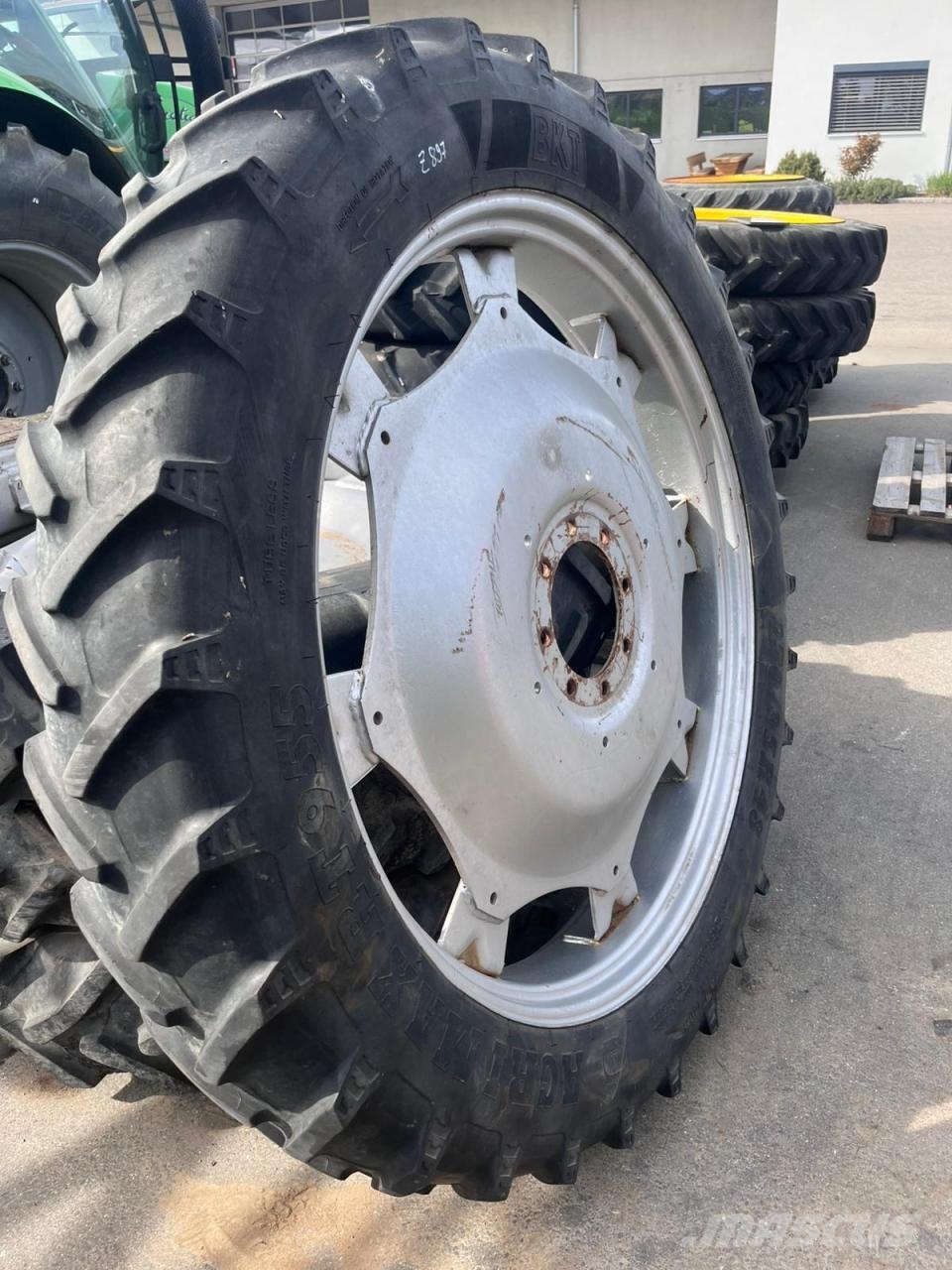 BKT 270/95 R48 BKT, 8-Loch Felge, Pflegeräder Pneus, rodas e aros
