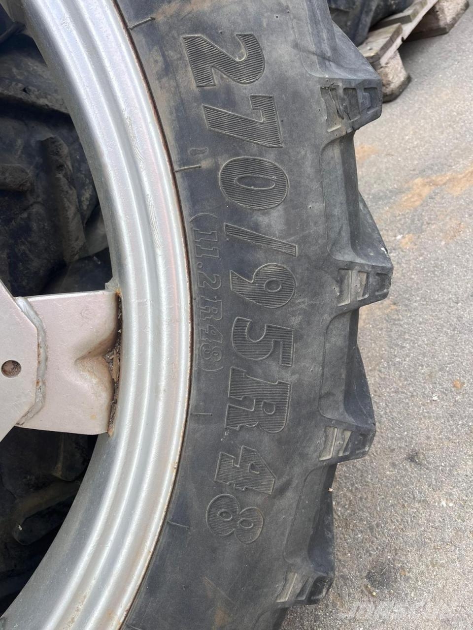 BKT 270/95 R48 BKT, 8-Loch Felge, Pflegeräder Pneus, rodas e aros