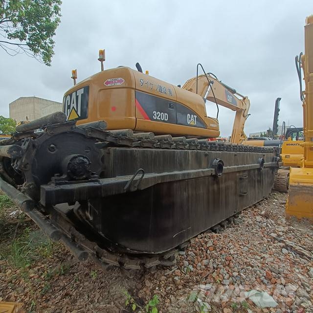 CAT 320 Amfibische graafmachines