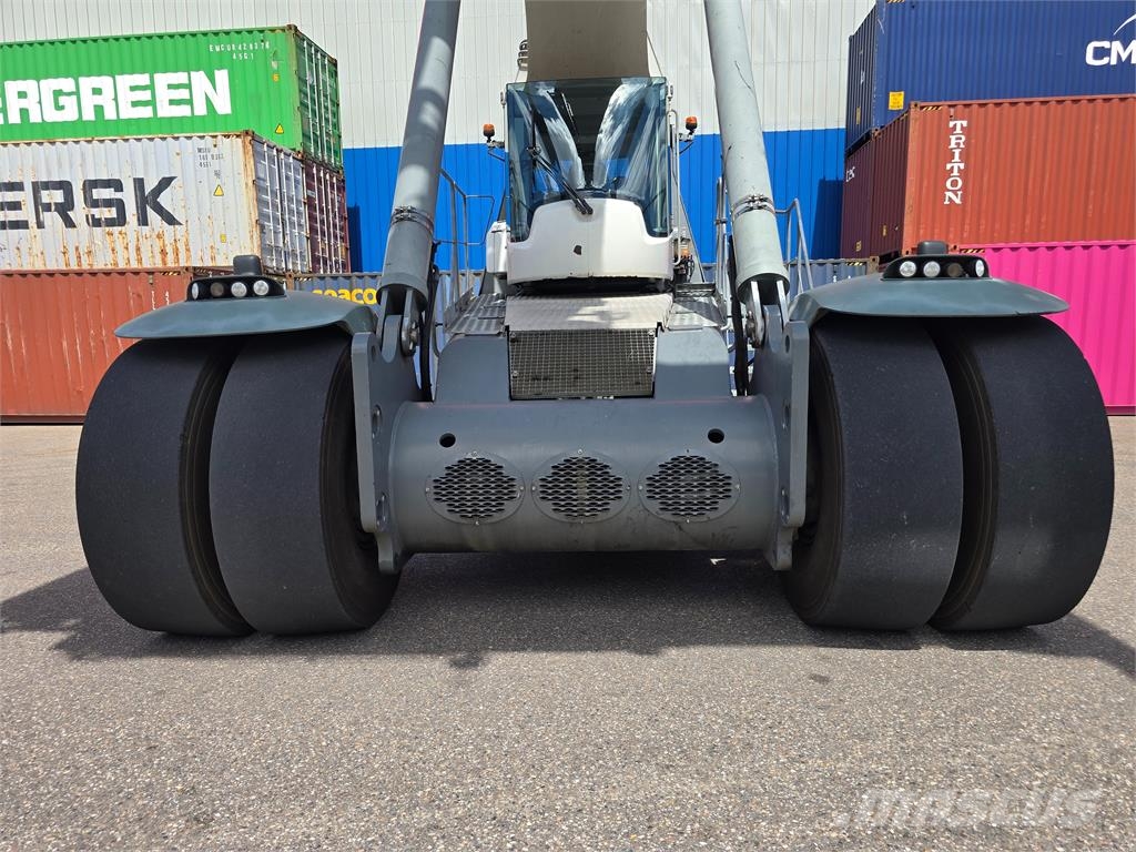 Liebherr LRS545 Reach-Stacker