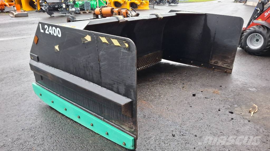 Skaala aura 24-40 hydraulisesti levenevä Volvo soviteella Láminas y cuñas quitanieves