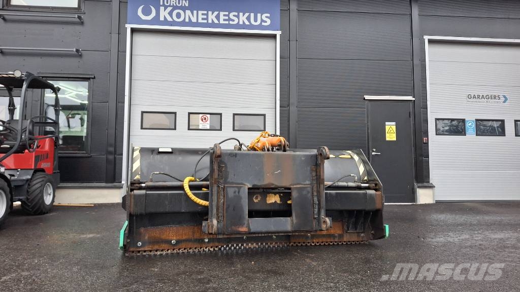 Skaala aura 24-40 hydraulisesti levenevä Volvo soviteella Láminas y cuñas quitanieves