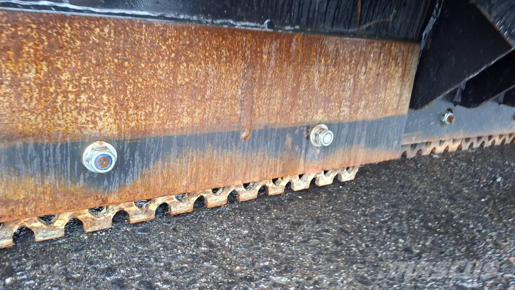 Skaala aura 24-40 hydraulisesti levenevä Volvo soviteella Láminas y cuñas quitanieves