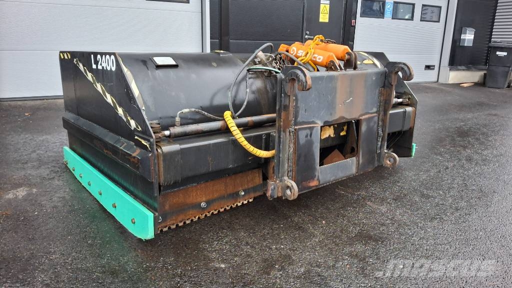 Skaala aura 24-40 hydraulisesti levenevä Volvo soviteella Láminas y cuñas quitanieves