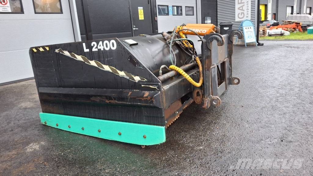 Skaala aura 24-40 hydraulisesti levenevä Volvo soviteella Láminas y cuñas quitanieves