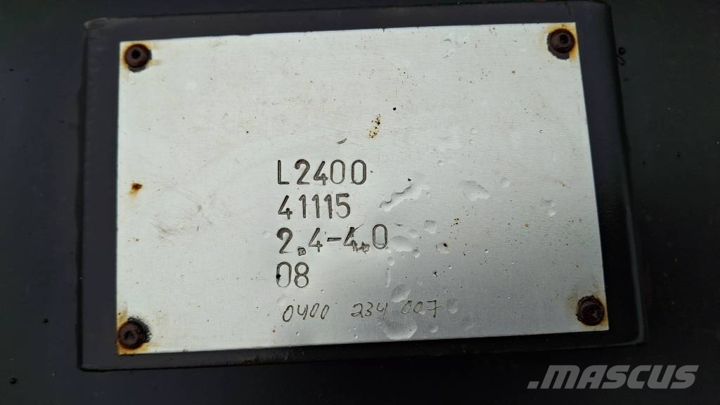 Skaala aura 24-40 hydraulisesti levenevä Volvo soviteella Láminas y cuñas quitanieves
