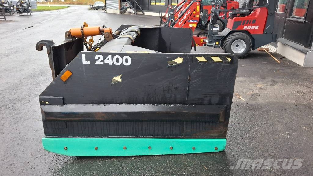 Skaala aura 24-40 hydraulisesti levenevä Volvo soviteella Láminas y cuñas quitanieves