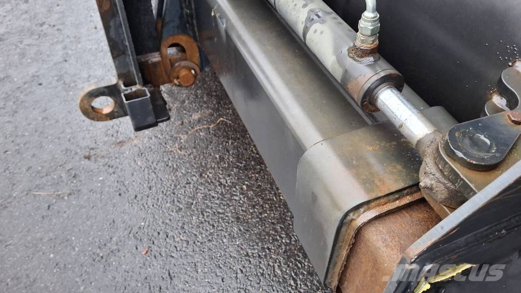Skaala aura 24-40 hydraulisesti levenevä Volvo soviteella Láminas y cuñas quitanieves