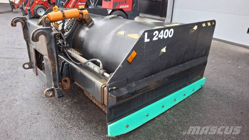 Skaala aura 24-40 hydraulisesti levenevä Volvo soviteella Láminas y cuñas quitanieves