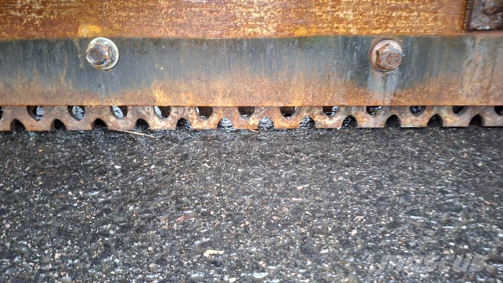 Skaala aura 24-40 hydraulisesti levenevä Volvo soviteella Láminas y cuñas quitanieves