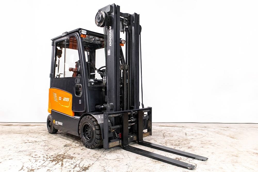 Doosan B25X-7, 2,5-tons el motviktstruck med hytt Sähkötrukit