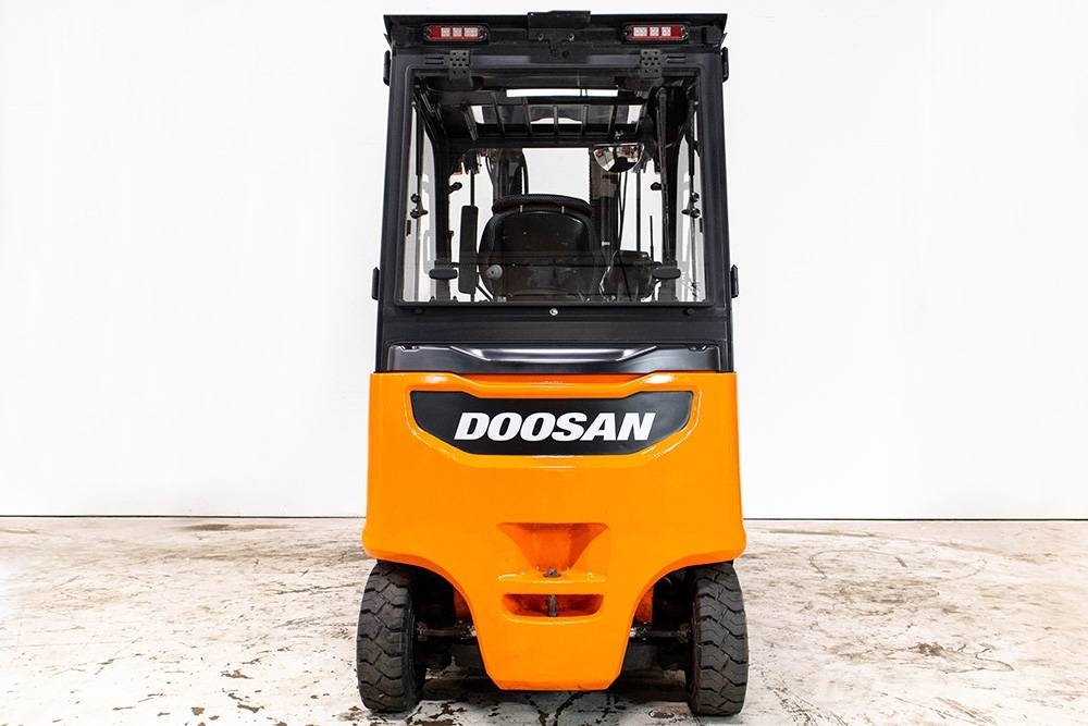 Doosan B25X-7, 2,5-tons el motviktstruck med hytt Sähkötrukit