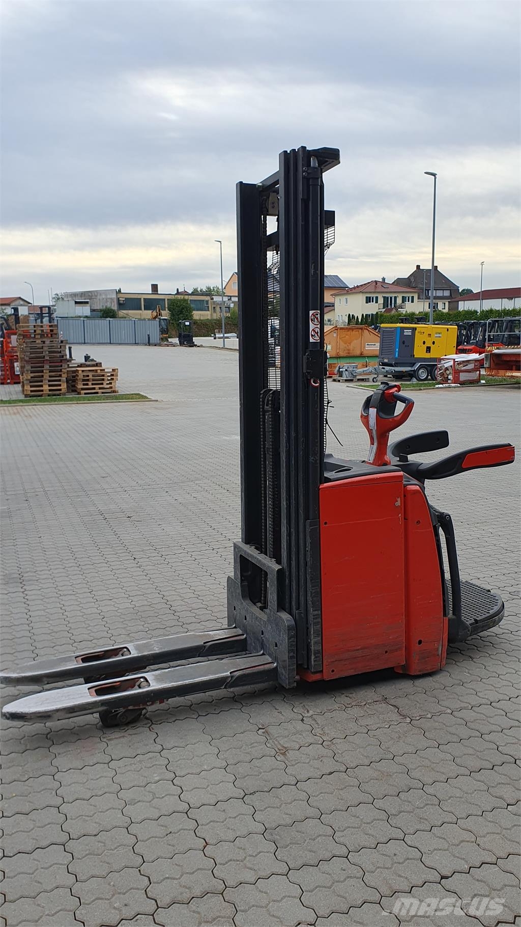 Linde L14APi Samopogonski ročni viličarji