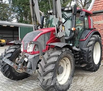 Valtra N113 Hitech5 met voorlader en fronthef 拖拉机/农用车