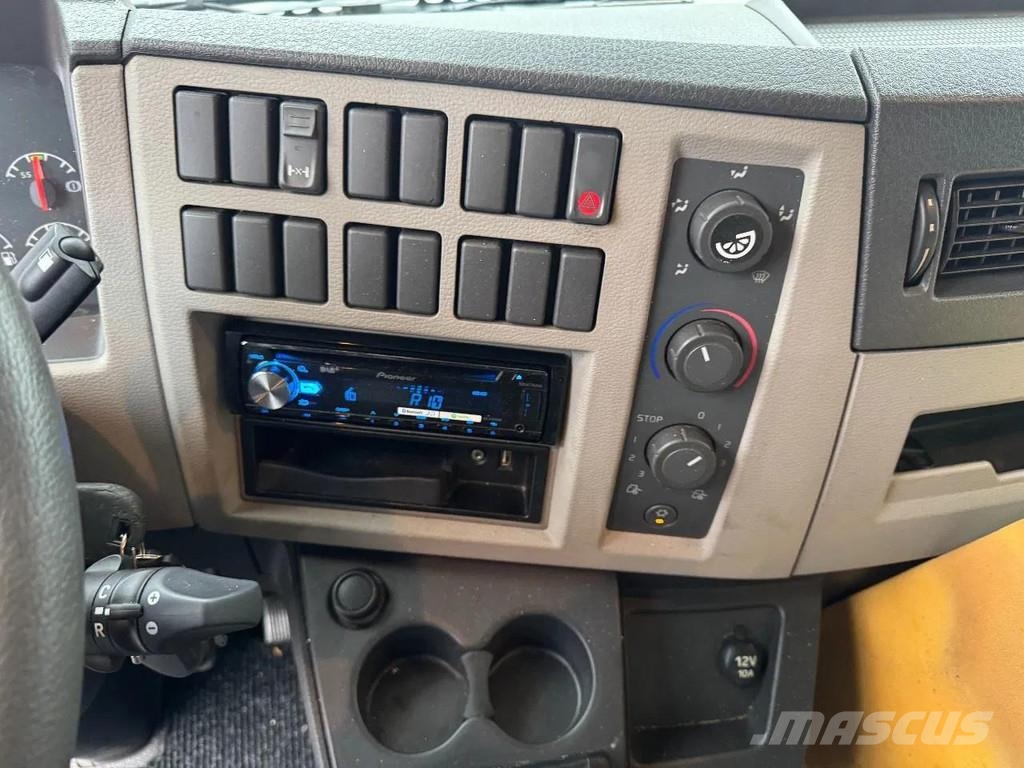 Volvo FL 12.240 4X2 EURO 5 CLOSED BOX TÜV TILL 12-2026 Camiones con caja de remolque