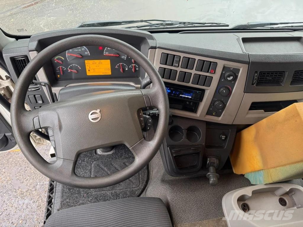 Volvo FL 12.240 4X2 EURO 5 CLOSED BOX TÜV TILL 12-2026 Camiones con caja de remolque