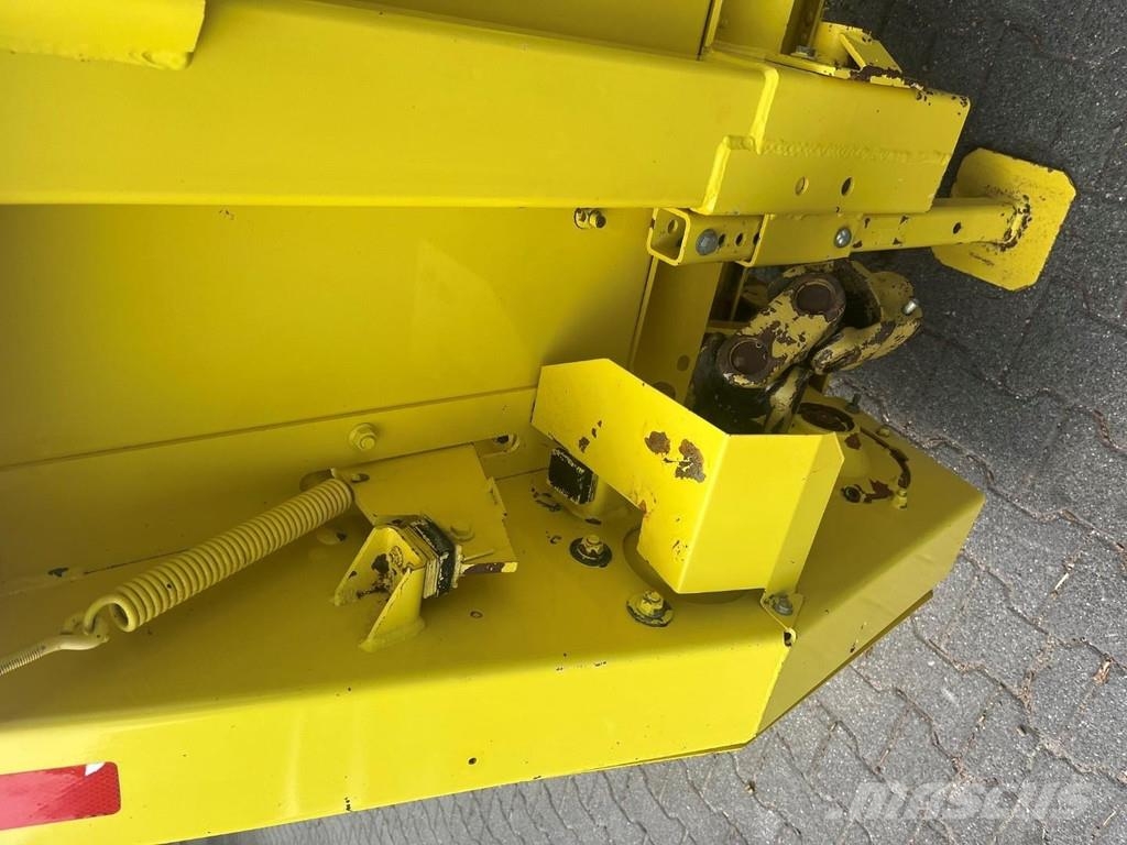 John Deere 630B Szecskázók