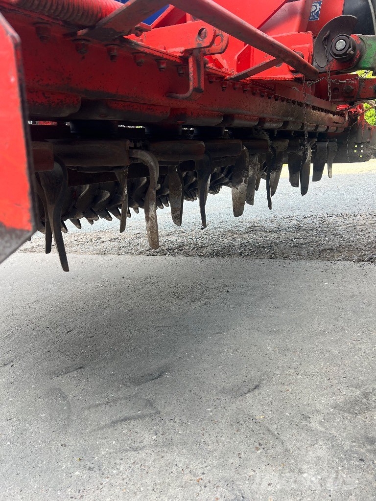 Kuhn HR 3002 كاسحات