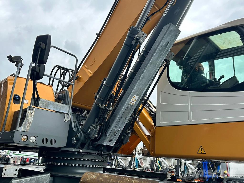 Liebherr LH 60 M LITRONIC INDUSTRY MATERIAL HANDLER/ UMSCHL Bagri za prekladanje primarnih/sekundarnih surovin