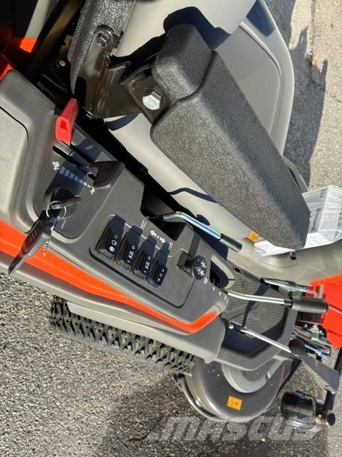 Husqvarna R 418 TsX AWD ( Demotillfälle ) Päältäajettavat ruohonleikkurit