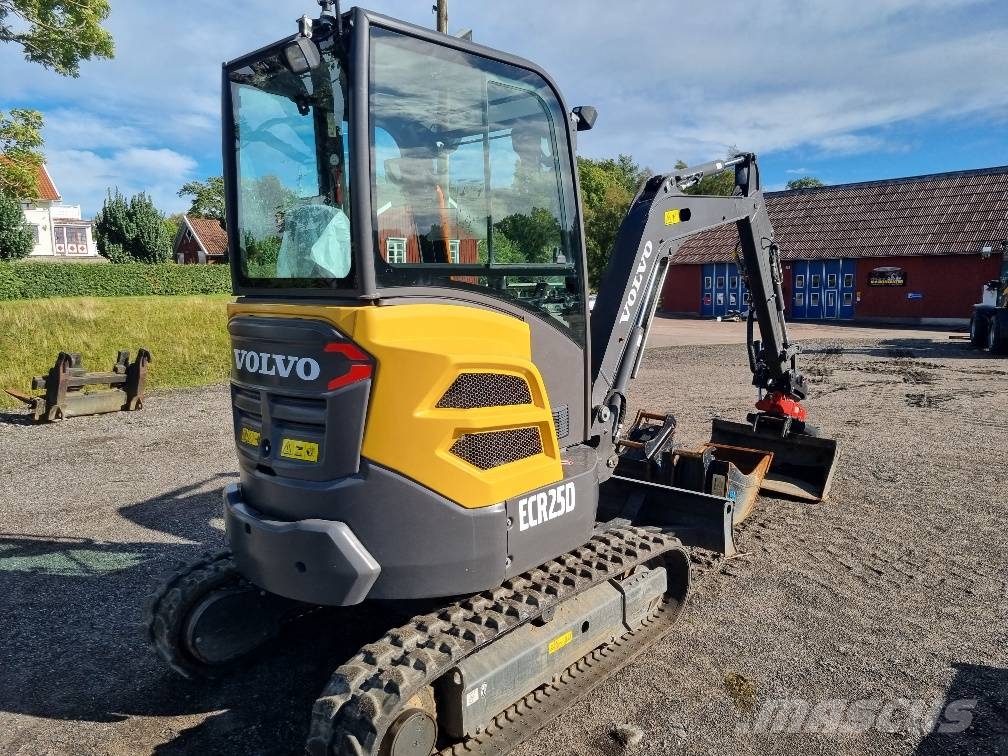 Volvo ECR25D i toppskick med kärra Minigraafmachines < 7t